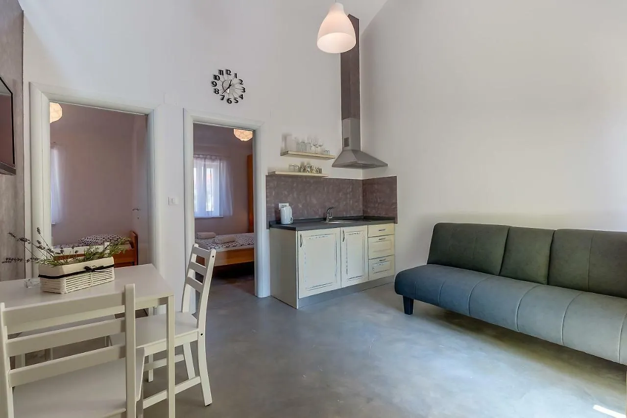 Apartmani Danica Nerezine 0*,  Croácia
